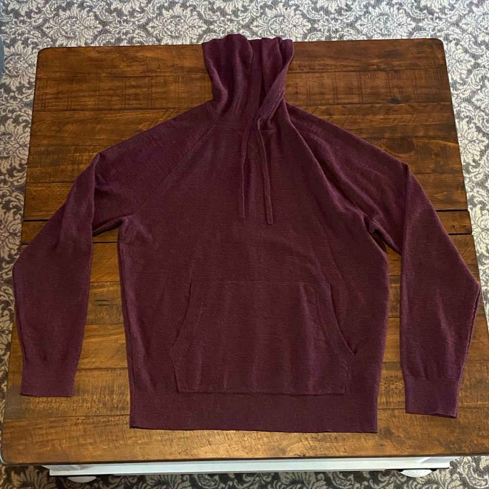 Men’s Alesbury maroon sweatshirt.